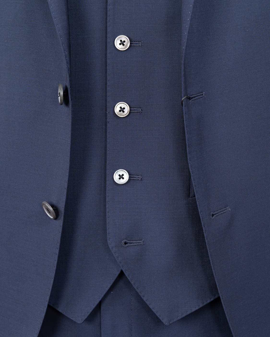 shop CORNELIANI  Abito: Corneliani abito sartoriale tre pezzi in lana.
Rever classico.
Maniche lunghe con bottoni sovrapposti.
Due spacchi dietro.
Tasche con toppa.
Taschino su petto.
Gilet.
Fondo pantalone 19 cm
Senza pinces.
Made in Italy
Composizione: 80% Lana vergine 20% Mohair.
Fabbricato in Italia.. 898222 2114135-002 number 8295139